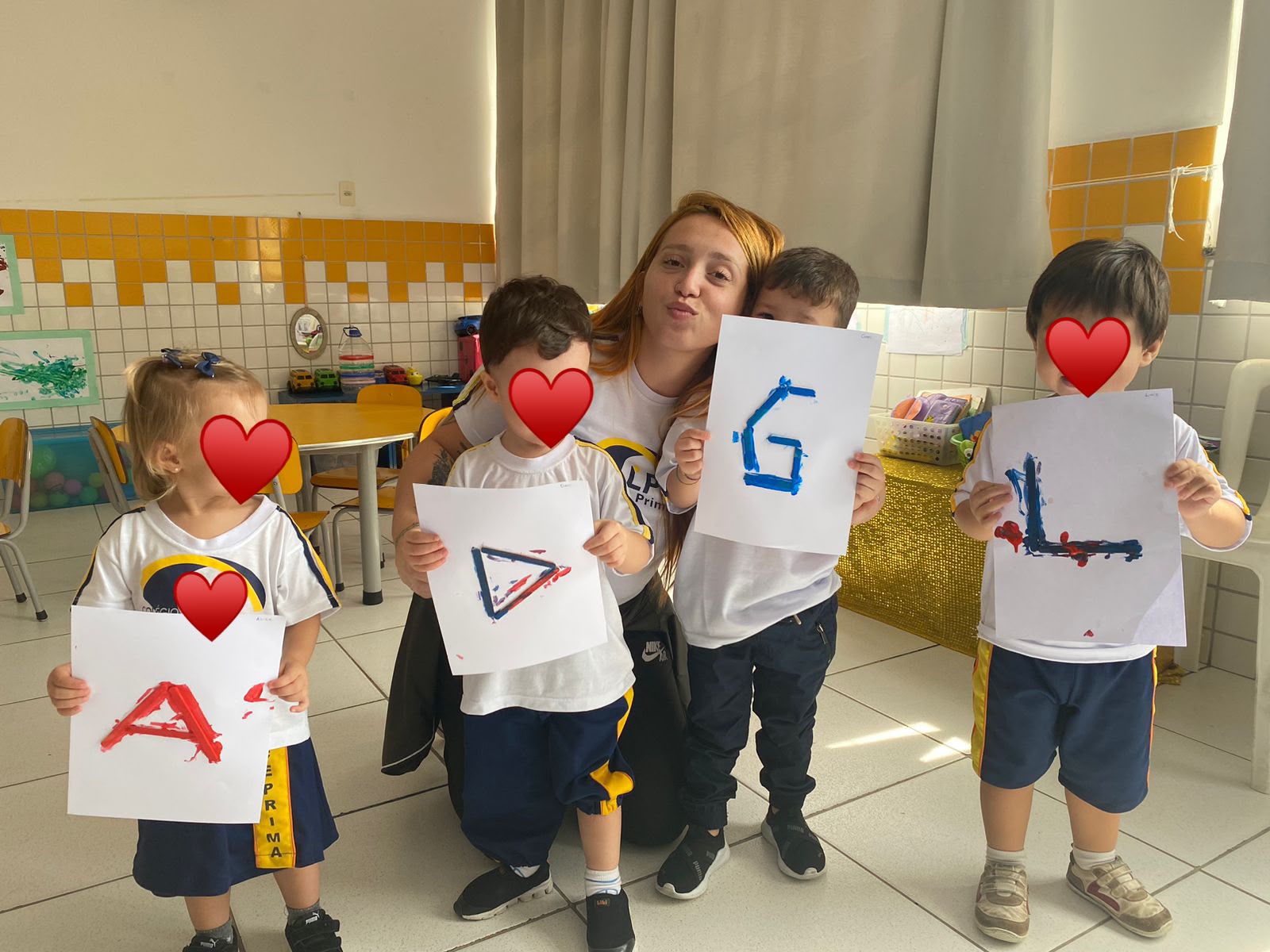 Atividade pedagógica com letras pintadas
