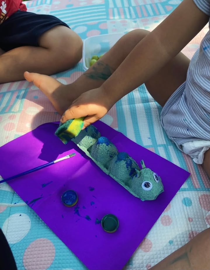 Atividade criativa com pintura de lagarta