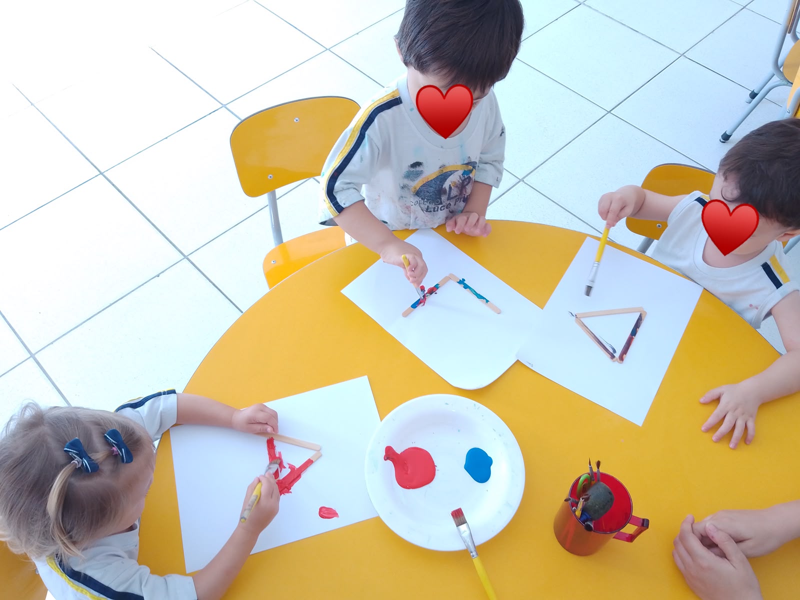 Criança pintando letras em atividade lúdica